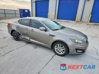 Czwarte zdjęcie samochodu z boku: 2013 KIA OPTIMA LX VIN:5XXGM4A76DG185455 - miniatura