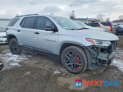 Czwarte zdjęcie samochodu z boku: 2018 CHEVROLET TRAVERSE PREMIER VIN:1GNEVJKW0JJ270637 - miniatura