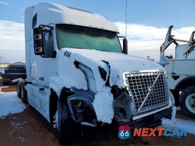 Zdjęcie 9 z 10 samochodu: 2011 VOLVO VNL SEMI TRUCK VIN:4V4NC9EJ5BN531434 - miniatura
