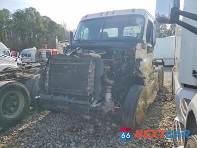 Drugie zdjęcie samochodu z przodu: 2015 FREIGHTLINER CASCADIA SEMI TRUCK VIN:3AKJGEBG4FSGJ5844 - miniatura