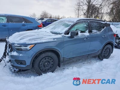 2021 VOLVO XC40 T5 R-DESIGN YV4162UMXM2494726 - główne zdjęcie licytacji z USA - miniatura