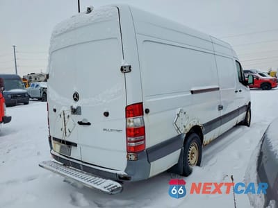 Trzecie zdjęcie samochodu z tyłu: 2014 MERCEDES BENZ SPRINTER 2500 DELIVERY VAN VIN:WD3PE8DE1E5828678 - miniatura