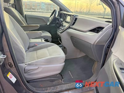 Piąte zdjęcie samochodu w środku: 2018 TOYOTA SIENNA LE 8-PASSENGER VIN:5TDKZ3DC1JS925096 - miniatura
