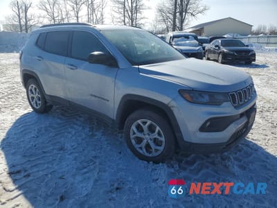 Czwarte zdjęcie samochodu z boku: 2024 JEEP COMPASS LATITUDE VIN:3C4NJDBN2RT107778 - miniatura