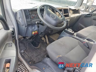 Zdjęcie 8 z 13 samochodu: 2010 ISUZU NPR BOX TRUCK VIN:JALC4W167A7001483 - miniatura