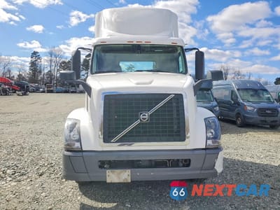 Zdjęcie 9 z 10 samochodu: 2018 VOLVO VNL SEMI TRUCK VIN:4V4N39EH9JN892757 - miniatura