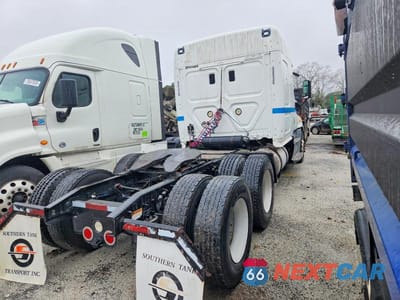 Czwarte zdjęcie samochodu z boku: 2014 FREIGHTLINER CASCADIA SEMI TRUCK VIN:1FUJGLD5XELFU0173 - miniatura