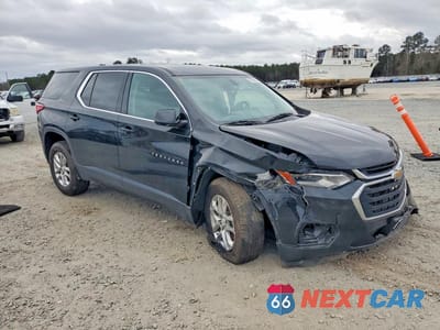 Czwarte zdjęcie samochodu z boku: 2019 CHEVROLET TRAVERSE LS VIN:1GNERFKW8KJ135022 - miniatura