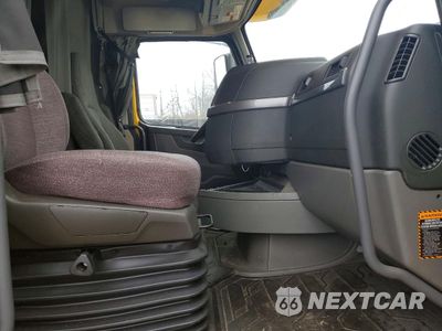 Piąte zdjęcie samochodu w środku: 2007 VOLVO VNL SEMI TRUCK VIN:4V4NC9EH1KN196850 - miniatura