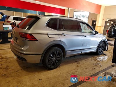 Trzecie zdjęcie samochodu z tyłu: 2022 VOLKSWAGEN TIGUAN SE R-LINE BLACK VIN:3VV8B7AX8NM062821 - miniatura