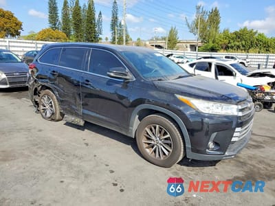 Czwarte zdjęcie samochodu z boku: 2017 TOYOTA HIGHLANDER VIN:5TDKZRFH1HS523942 - miniatura
