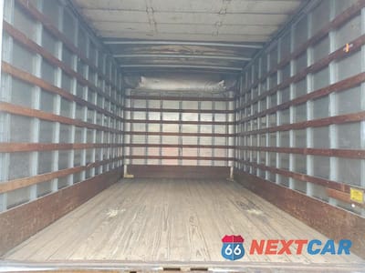 Zdjęcie 11 z 13 samochodu: 2004 ISUZU NPR BOX TRUCK VIN:JALB4B14847002312 - miniatura