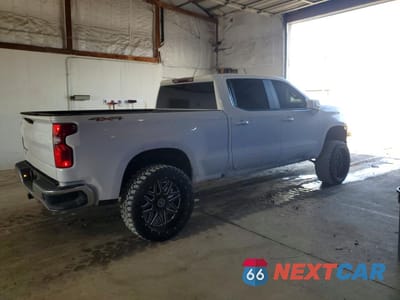 Trzecie zdjęcie samochodu z tyłu: 2021 CHEVROLET SILVERADO K1500 VIN:1GCUYAEF6MZ122411 - miniatura