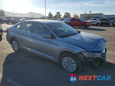 Czwarte zdjęcie samochodu z boku: 2019 VOLKSWAGEN JETTA S VIN:3VWC57BU5KM241718 - miniatura