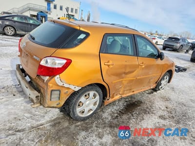 Trzecie zdjęcie samochodu z tyłu: 2010 TOYOTA MATRIX VIN:2T1KU4EE3AC316136 - miniatura