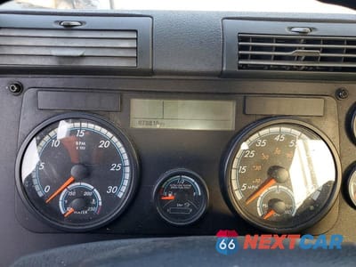 Zdjęcie 8 z 10 samochodu: 2017 FREIGHTLINER CASCADIA 1 - SEMI TRUCK VIN:1FUJGEDR3HLHM7443 - miniatura