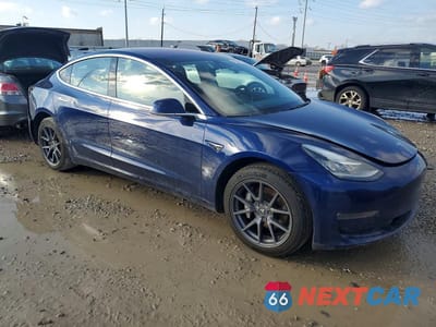 Czwarte zdjęcie samochodu z boku: 2018 TESLA MODEL 3 VIN:5YJ3E1EA8JF022577 - miniatura