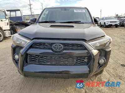 Piąte zdjęcie samochodu w środku: 2019 TOYOTA 4RUNNER SR5 VIN:JTEZU5JR2K5192299 - miniatura