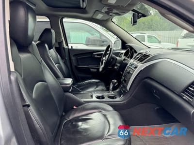 Piąte zdjęcie samochodu w środku: 2010 CHEVROLET TRAVERSE LT VIN:1GNLVGED8AS106129 - miniatura