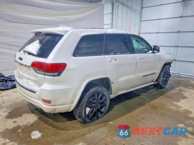 Trzecie zdjęcie samochodu z tyłu: 2022 JEEP GRAND CHEROKEE LAREDO E VIN:1C4RJFAG4NC112471 - miniatura