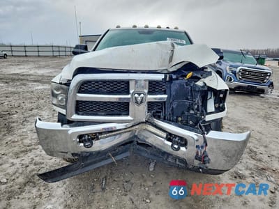 Piąte zdjęcie samochodu w środku: 2017 RAM 2500 ST VIN:3C6UR5CJ1HG571925 - miniatura