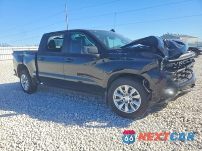 Czwarte zdjęcie samochodu z boku: 2025 CHEVROLET SILVERADO C1500 CUSTOM VIN:1GCPABEKXSZ232587 - miniatura