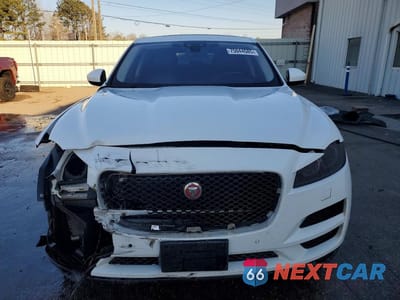 Piąte zdjęcie samochodu w środku: 2019 JAGUAR F-PACE PRESTIGE VIN:SADCK2GX7KA390263 - miniatura