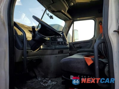 Piąte zdjęcie samochodu w środku: 2016 FREIGHTLINER CASCADIA 125 VIN:1FUBGEDV8GLHC5773 - miniatura