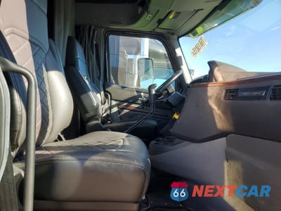 Piąte zdjęcie samochodu w środku: 2023 INTERNATIONAL HX520 SEMI TRUCK VIN:3HSPAAPR7PN428663 - miniatura