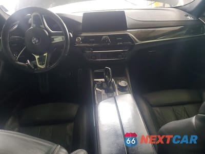 Zdjęcie 8 z 12 samochodu: 2018 BMW M550XI VIN:WBAJB9C5XJG463652 - miniatura