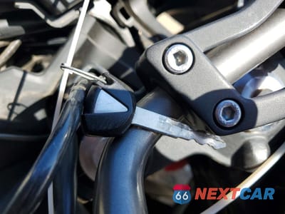 Zdjęcie 8 z 10 samochodu: 2016 KAWASAKI EX650 E VIN:JKAEXEE13GDA22770 - miniatura