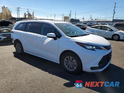 Czwarte zdjęcie samochodu z boku: 2023 TOYOTA SIENNA LE 8-PASSENGER VIN:5TDBRKEC7PS144519 - miniatura