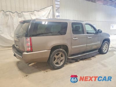 Trzecie zdjęcie samochodu z tyłu: 2013 GMC YUKON XL DENALI VIN:1GKS1MEF9DR280307 - miniatura