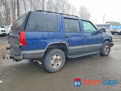 Trzecie zdjęcie samochodu z tyłu: 1999 CHEVROLET TAHOE K1500 VIN:1GNEK13R5XJ543436 - miniatura