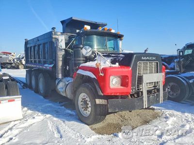 2001 MACK RB690S DUMP TRUCK 1M2AM20C71M003725 - główne zdjęcie licytacji z USA - miniatura