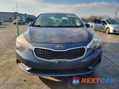 Piąte zdjęcie samochodu w środku: 2016 KIA FORTE LX VIN:KNAFX4A65G5605948 - miniatura