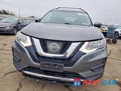 Piąte zdjęcie samochodu w środku: 2017 NISSAN ROGUE S VIN:JN8AT2MV2HW025069 - miniatura