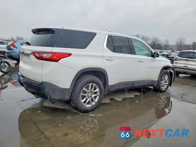 Trzecie zdjęcie samochodu z tyłu: 2018 CHEVROLET TRAVERSE LS VIN:1GNEVFKWXJJ131385 - miniatura