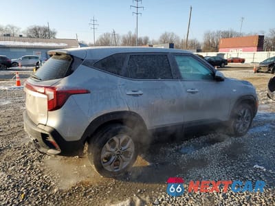 Trzecie zdjęcie samochodu z tyłu: 2025 KIA SELTOS LX VIN:KNDEPCAA6S7735182 - miniatura