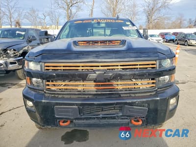Piąte zdjęcie samochodu w środku: 2017 CHEVROLET SILVERADO K2500 HEAVY DUTY LTZ VIN:1GC1KWEY5HF163638 - miniatura