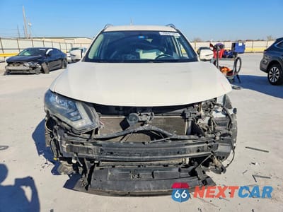 Piąte zdjęcie samochodu w środku: 2017 NISSAN ROGUE SV VIN:KNMAT2MT5HP509743 - miniatura
