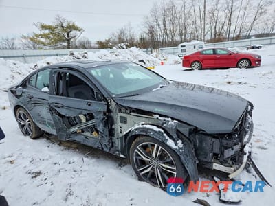 Czwarte zdjęcie samochodu z boku: 2019 VOLVO S60 T6 R-DESIGN VIN:7JRA22TM6KG003974 - miniatura