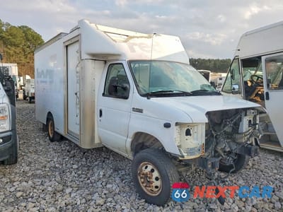 Czwarte zdjęcie samochodu z boku: 2021 FORD E350 CUTAWAY CARGO 7.3L VIN:1FDWE3FK4MDC41348 - miniatura