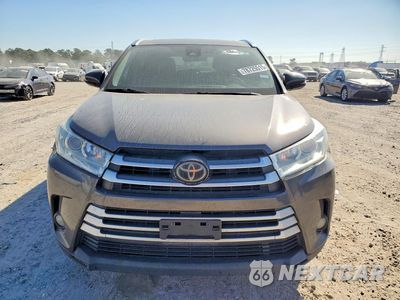 Piąte zdjęcie samochodu w środku: 2018 TOYOTA HIGHLANDER VIN:5TDJZRFH5JS497928 - miniatura