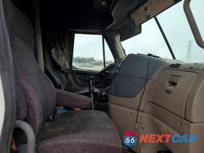 Piąte zdjęcie samochodu w środku: 2013 FREIGHTLINER CASCADIA SEMI TRUCK VIN:1FUJGLDR3DSBV3147 - miniatura