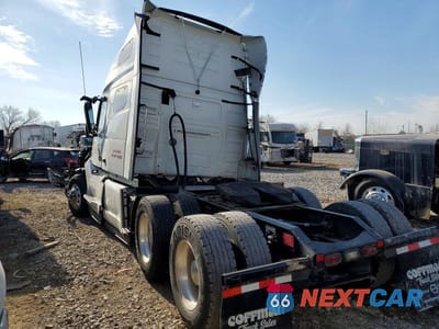 Trzecie zdjęcie samochodu z tyłu: 2025 VOLVO VNL SEMI TRUCK VIN:4V4NC9EH9SN688364 - miniatura