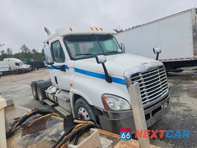 2011 FREIGHTLINER CASCADIA SEMI TRUCK 1FUJGEDR7BLBC4524 - główne zdjęcie licytacji z USA - miniatura