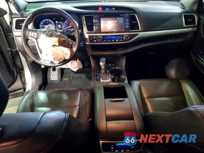 Zdjęcie 8 z 12 samochodu: 2018 TOYOTA HIGHLANDER XLE VIN:5TDJZRFH7JS914868 - miniatura