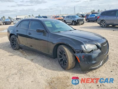 Czwarte zdjęcie samochodu z boku: 2019 CHRYSLER 300 TOURING VIN:2C3CCAAG3KH682929 - miniatura