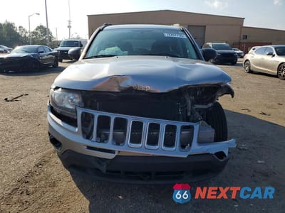 Piąte zdjęcie samochodu w środku: 2017 JEEP COMPASS SPORT VIN:1C4NJCBA6HD147907 - miniatura